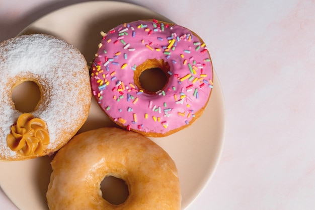 Donuts auf einer Platte Draufsicht