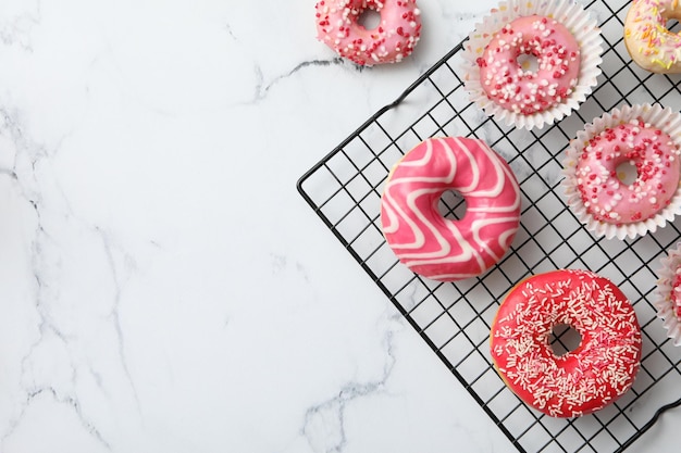 Donuts auf Gitter auf Marmor-Hintergrundraum für Text