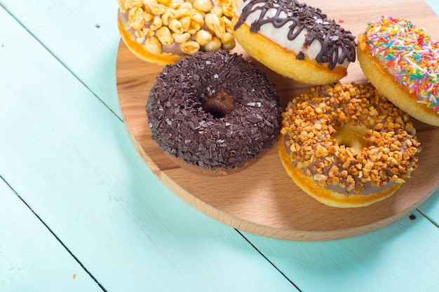 Donuts auf hölzernen Hintergrund