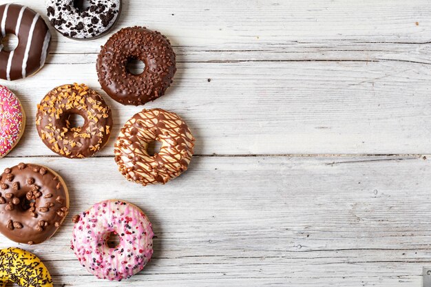 Donuts auf Holzuntergrund