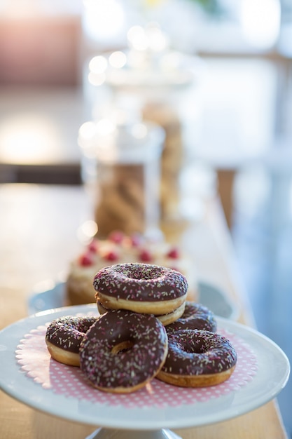 Donuts auf Tortenständer