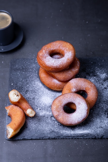 Donuts con azúcar glass y una taza de café