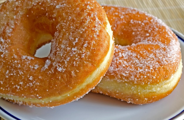 Donuts con azúcar en un plato de cerámica