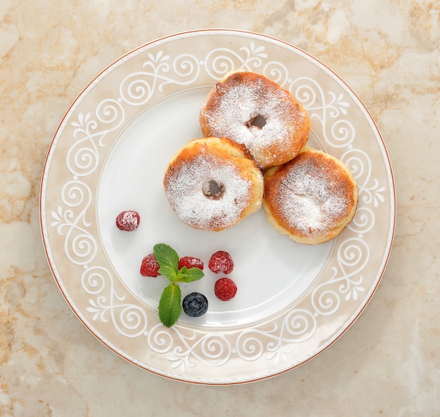 Donuts con azúcar en polvo y bayas