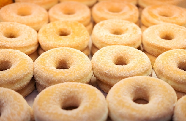 Donuts en azúcar en polvo en el mostrador de la cafetería.