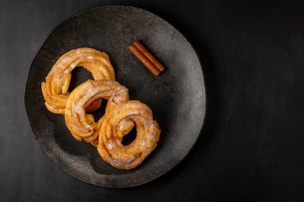 Donuts azucarados en la mesa Donuts brasileños