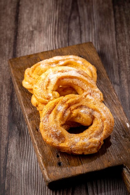 Donuts azucarados en la mesa Donuts brasileños