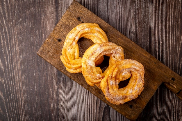 Donuts azucarados en la mesa Donuts brasileños