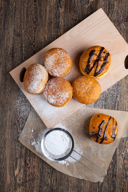 Donuts de Berlín fritos en aceite con relleno postre de deliciosos y dulces donuts con relleno