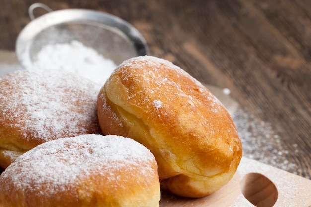 Donuts de Berlín fritos en aceite con relleno postre de deliciosos y dulces donuts con relleno