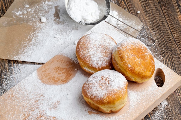 Donuts de Berlín fritos en aceite con relleno postre de deliciosos y dulces donuts con relleno