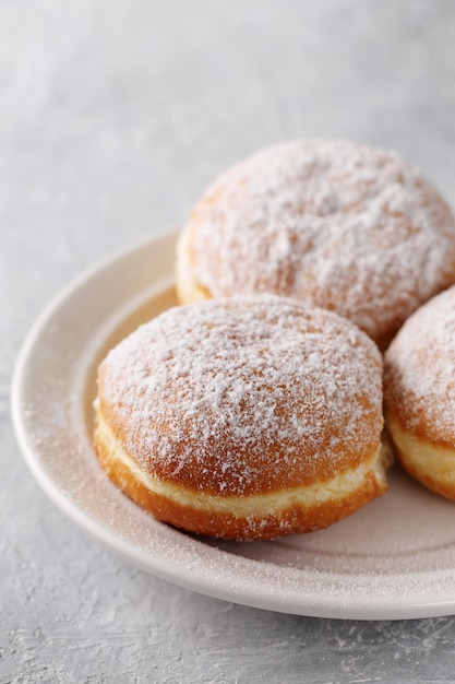 Donuts Berlinera auf einem Teller. Nahansicht