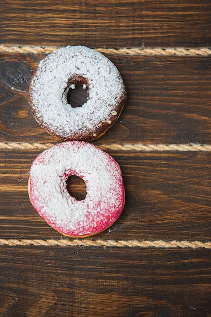 Donuts bestreut mit Puderzucker und Marmelade