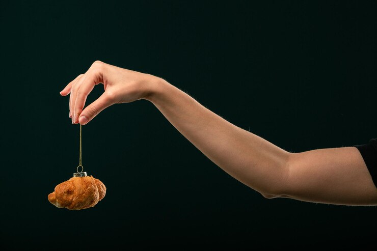 Foto donuts bun croissant brinquedo de natal em um fundo preto colagem criativa