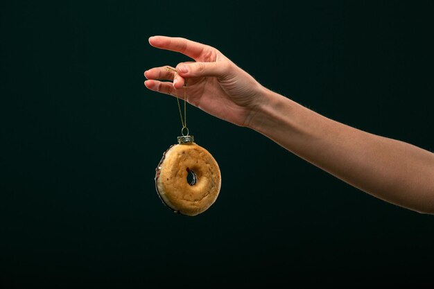 Foto donuts bun croissant juguete navideño sobre un fondo negro collaje creativo