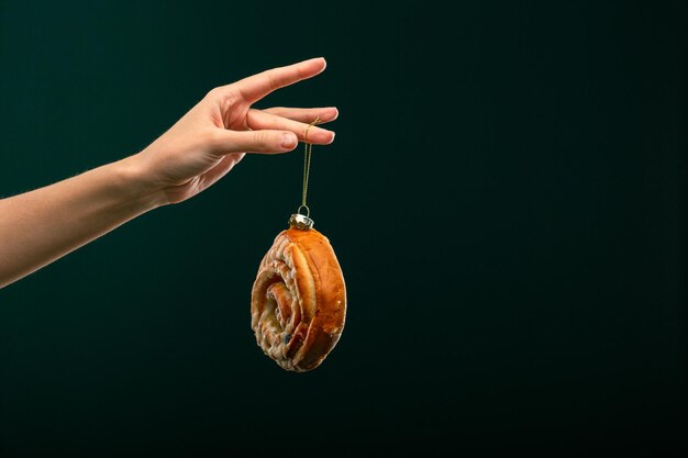 Foto donuts bun croissant juguete navideño sobre un fondo negro collaje creativo