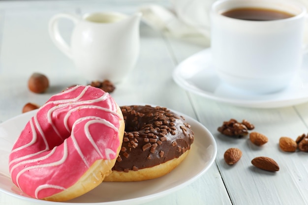 Donuts con café y leche donuts y taza de café