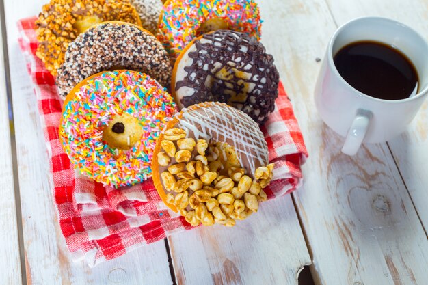 Donuts y café en madera blanca