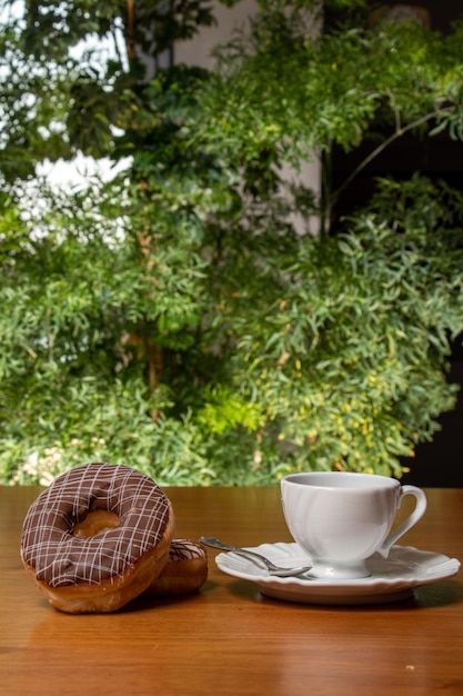 donuts y café en una mesa