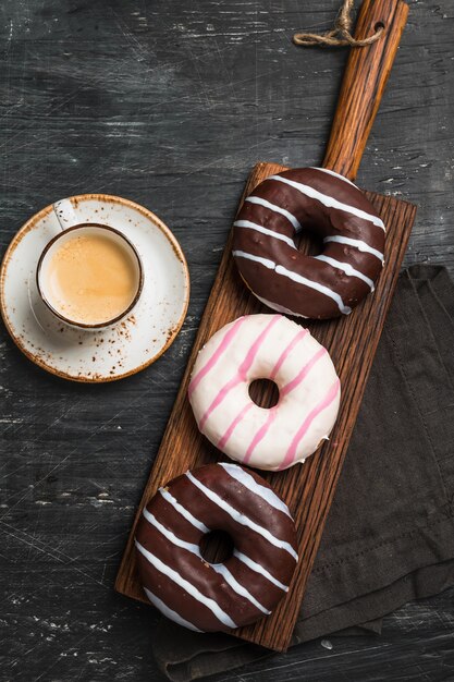 Donuts y café en negro