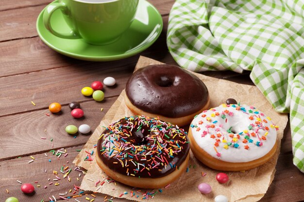 Donuts y café sobre madera.