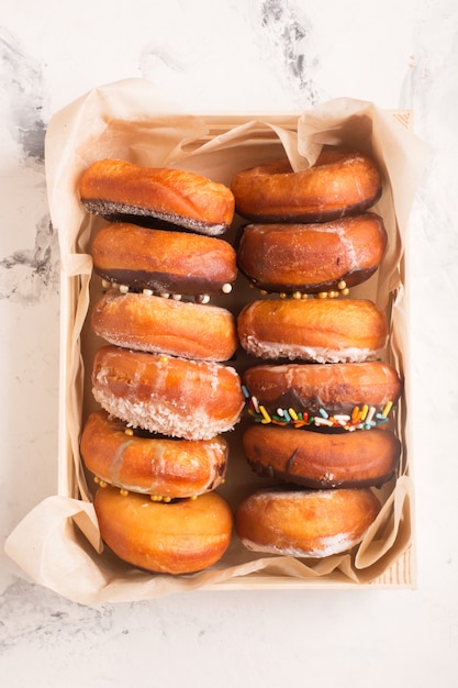 Donuts en una caja de madera