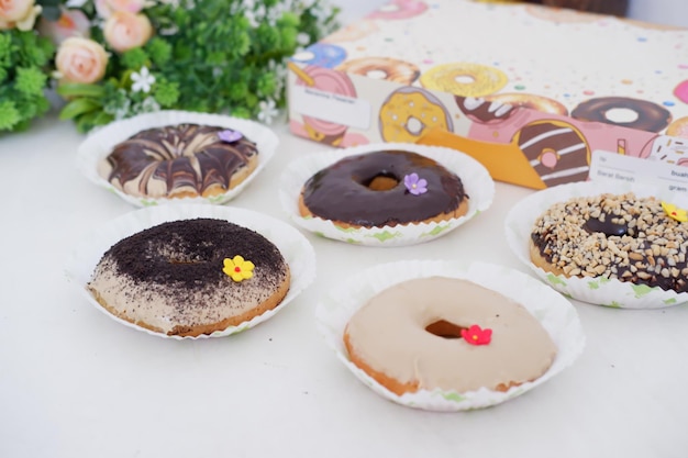 donuts con capas deliciosas como fondo