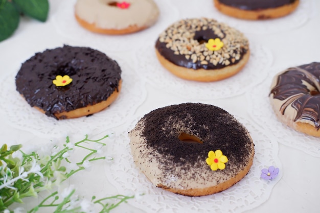 donuts con capas deliciosas como fondo