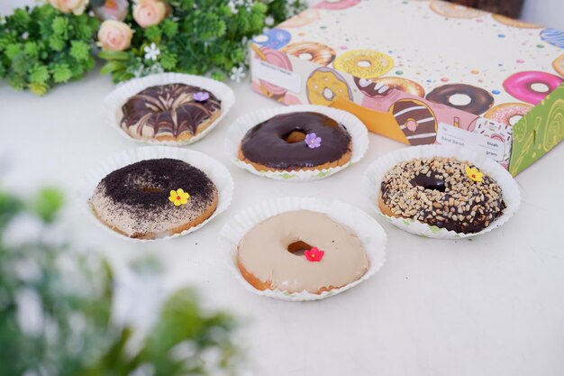 donuts con capas deliciosas como fondo