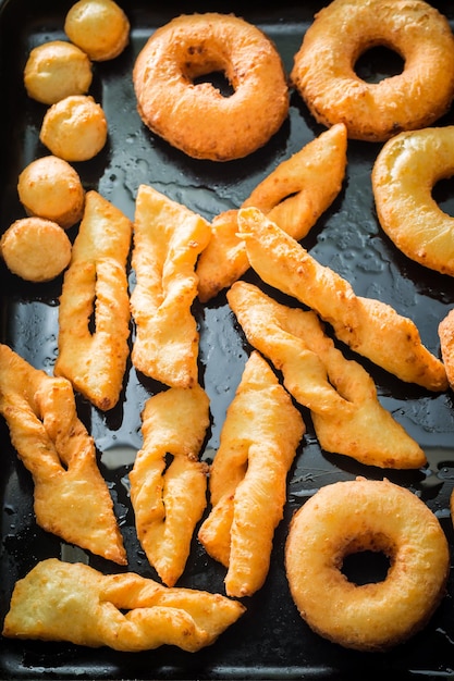 Donuts caseiros caseiros e deliciosos recém-assados