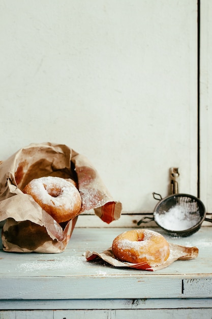 Donuts caseiros com açúcar em pó