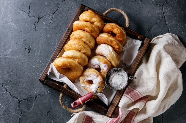 Donuts caseiros com açúcar em pó