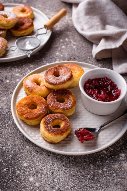 Foto donuts caseiros com geléia de rosa