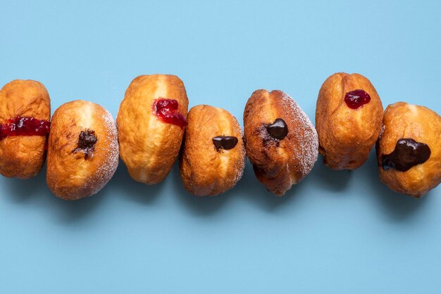 Donuts caseiros seguidos Donuts berlinenses com chocolate e geléia