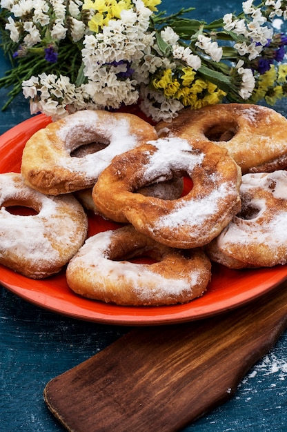 Donuts caseros al horno en un plato