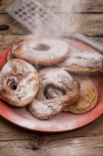 Foto donuts caseros al horno en un plato