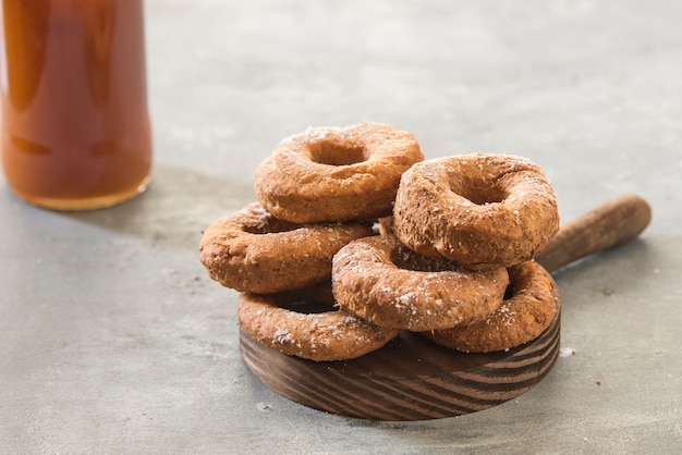 Donuts caseros de azúcar glaseado sobre una piedra