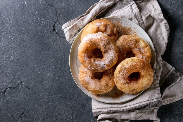 Donuts caseros con azúcar en polvo