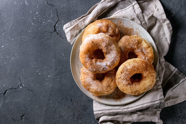 Donuts caseros con azúcar en polvo