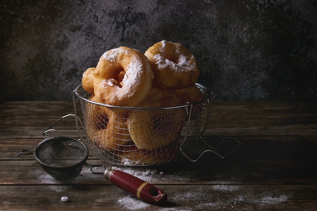 Donuts caseros con azúcar en polvo