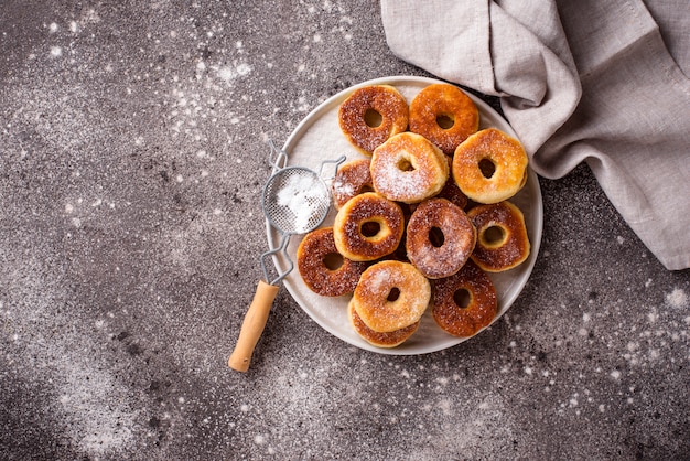 Donuts caseros con azúcar en polvo