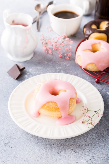 Donuts caseros con glaseado.