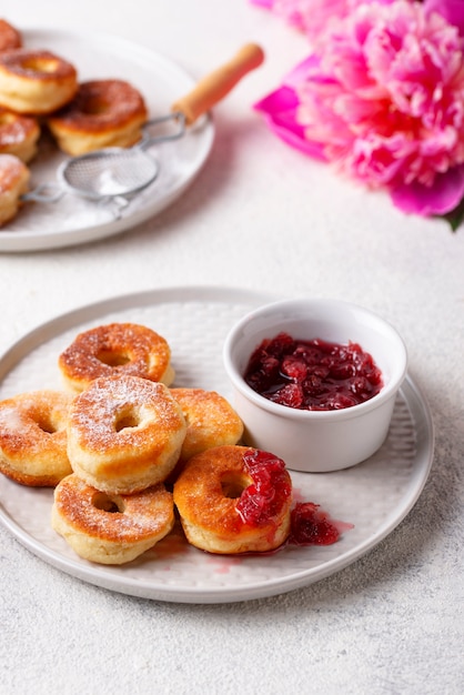 Donuts caseros con mermelada de rosa