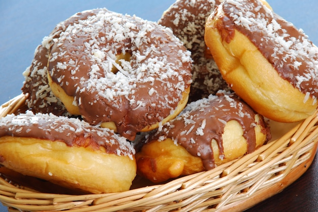 Donuts de chocolate en canasta