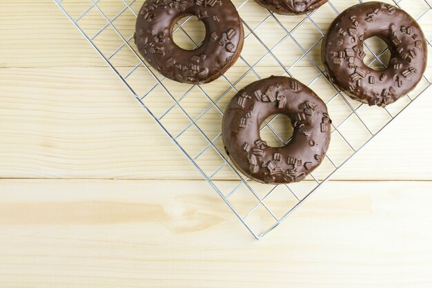 Donuts de chocolate en el fondo de madera