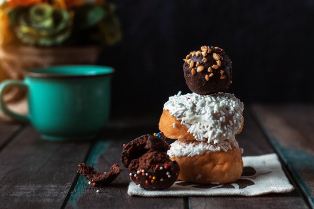 Donuts y chocolate en el de madera.