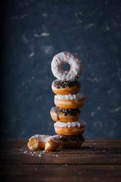 Donuts con chocolate negro y blanco