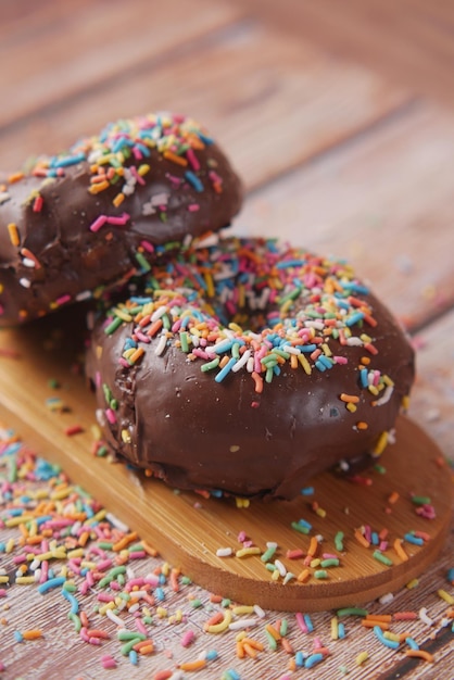 Foto donuts de chocolate en placa con espacio de copia