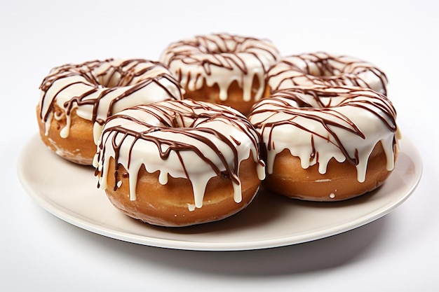 Donuts clásicos esmaltados con chocolate blanco en fondo blanco Donuts imagen de comida