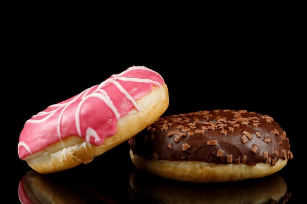 Donuts closeup em um fundo escuro Bolos deliciosos